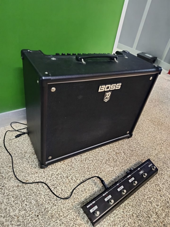 REBAJA TEMPORAL! BOSS KATANA 100 MKII + Footswitch BOSS GA FC de segunda mano · Foto 2 de 5 · Barcelona · 240 €