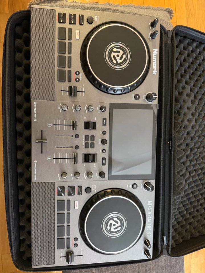 Numark Mixstream Pro Go de segunda mano · Foto 3 de 5 · Madrid · 650 €