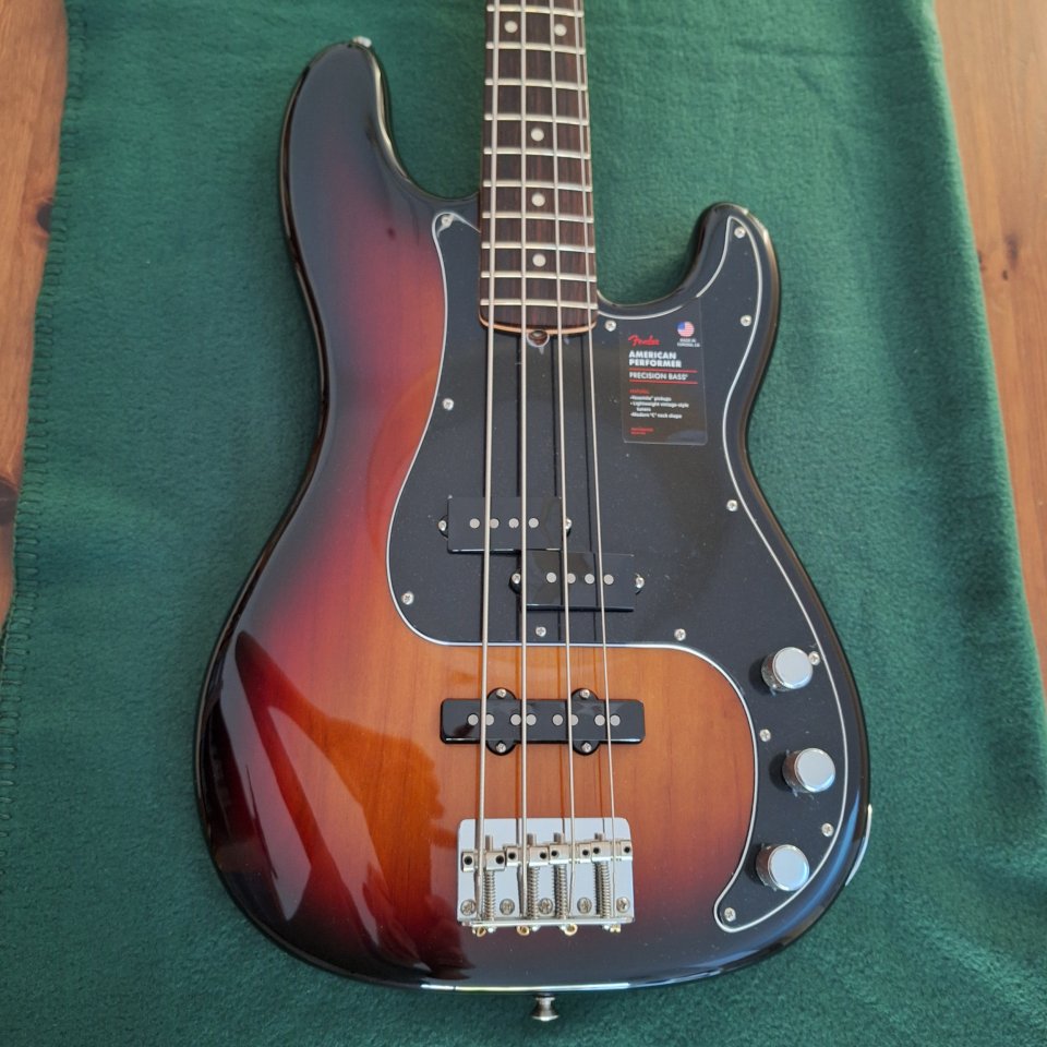 Fender Precision Bass American Performer RW 3-Tone Sunburst de segunda mano · Foto 1 de 10 · Sevilla · 1275 €