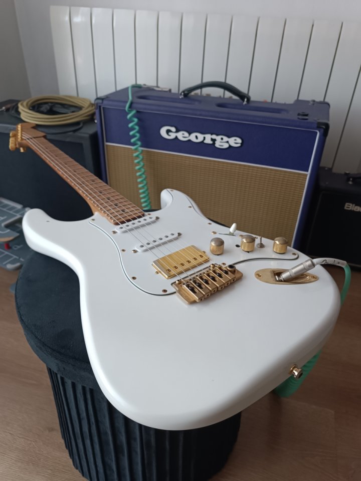 Vanz Stratocaster 10th aniversario + Amplificador George Tornado de segunda mano · Foto 1 de 10 · Girona · 1500 €
