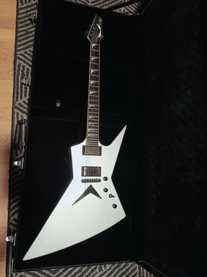 Dean Guitars Zero Silver Dave Mustaine signature de segunda mano · Foto 1 de 9 · A Coruña · 1990 €