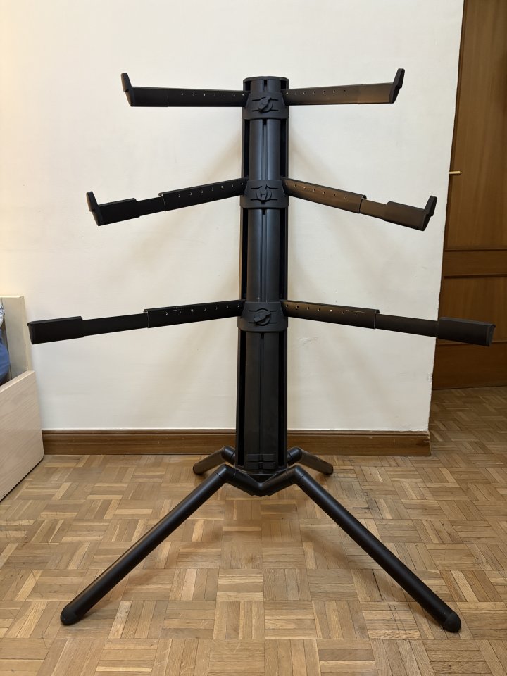 Soporte K&M Spyder Pro tres niveles