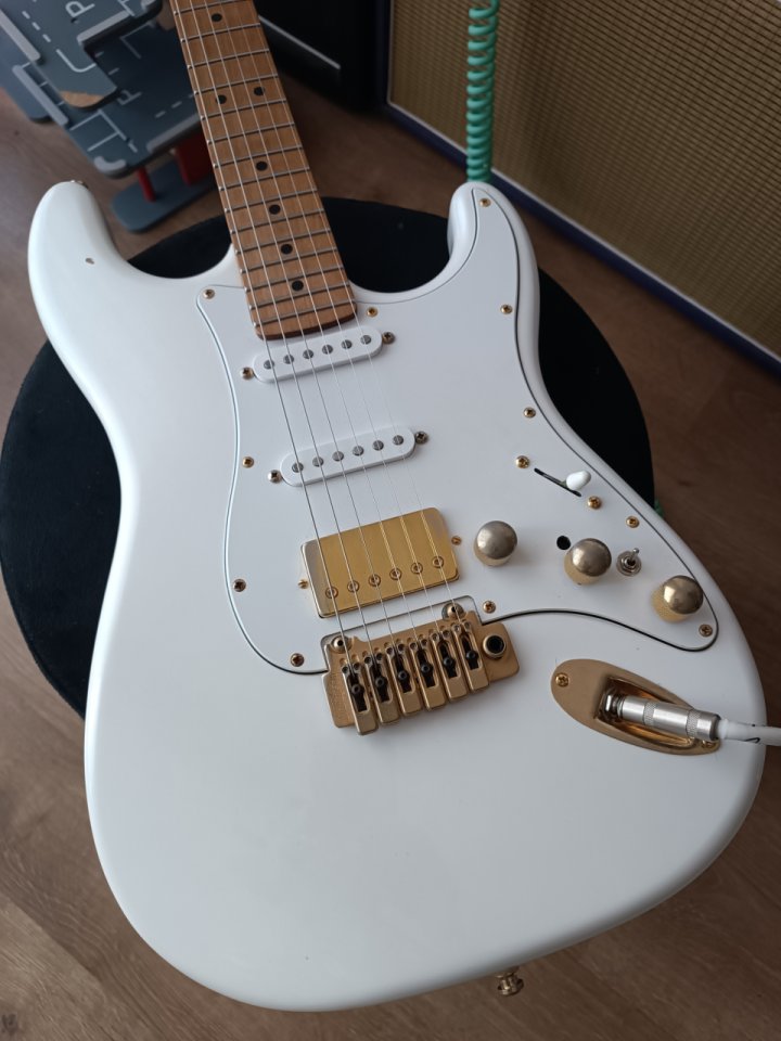 Vanz Stratocaster 10th aniversario + Amplificador George Tornado de segunda mano · Foto 2 de 10 · Girona · 1500 €