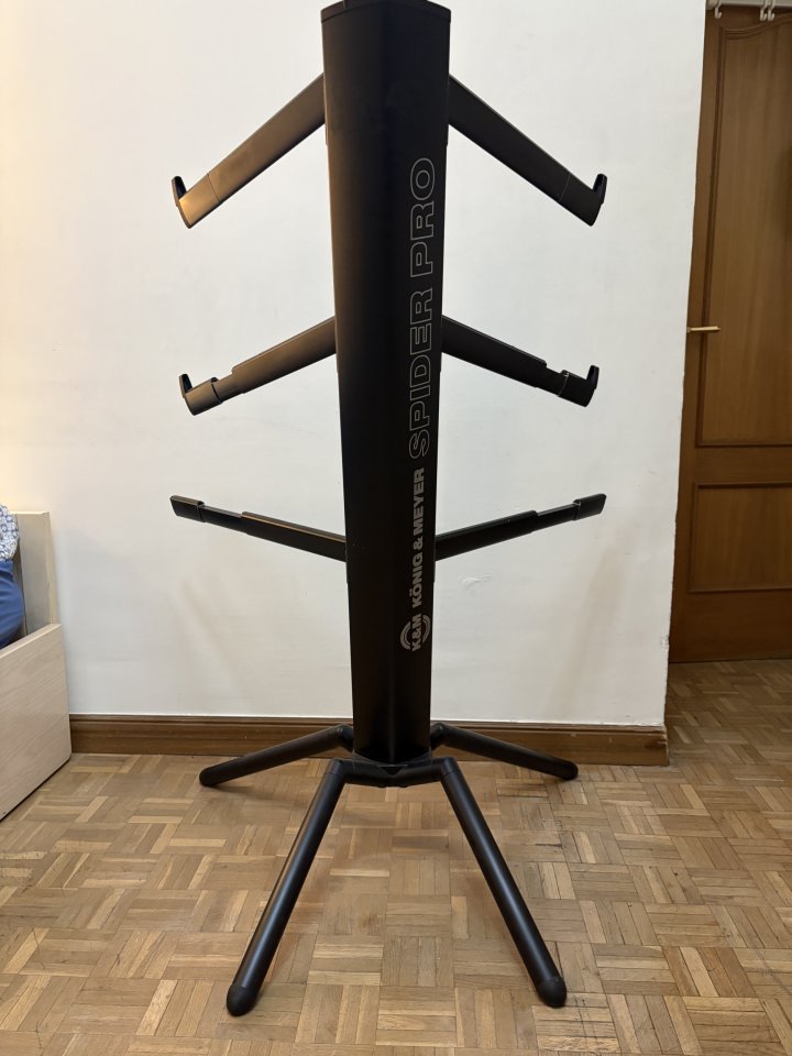 Soporte K&M Spyder Pro tres niveles