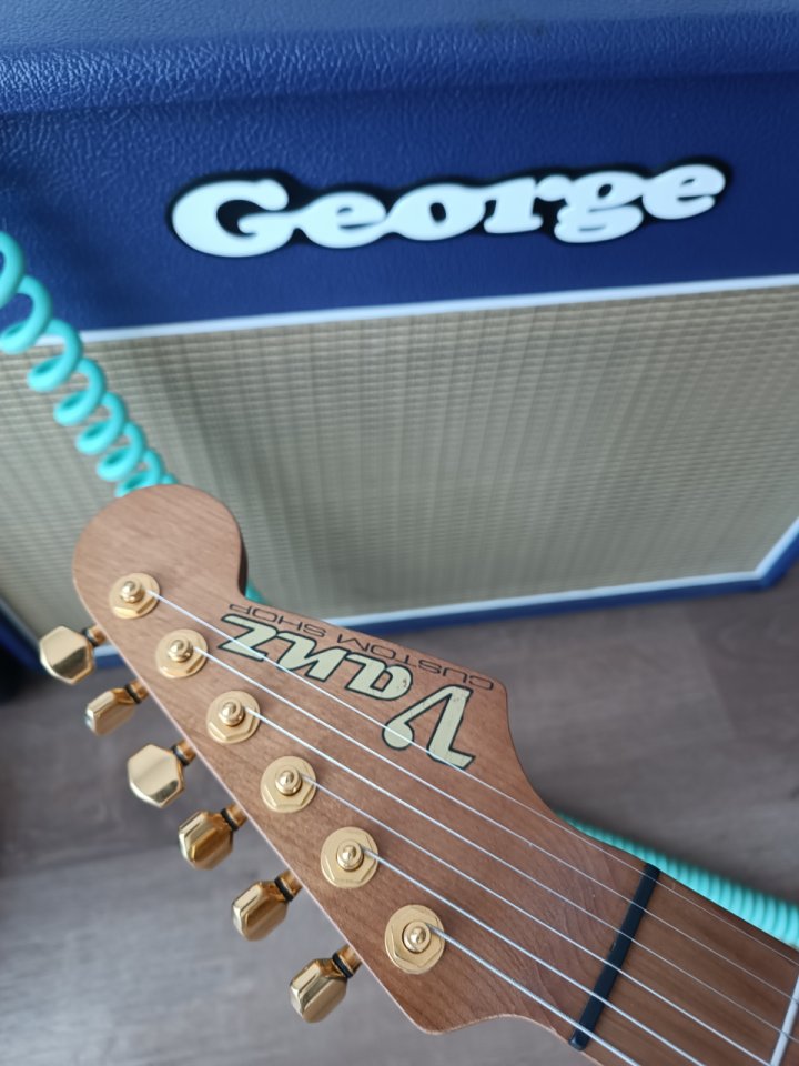 Vanz Stratocaster 10th aniversario + Amplificador George Tornado de segunda mano · Foto 3 de 10 · Girona · 1500 €