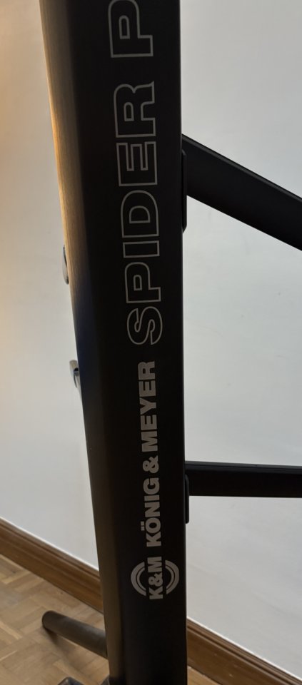 Soporte K&M Spyder Pro tres niveles