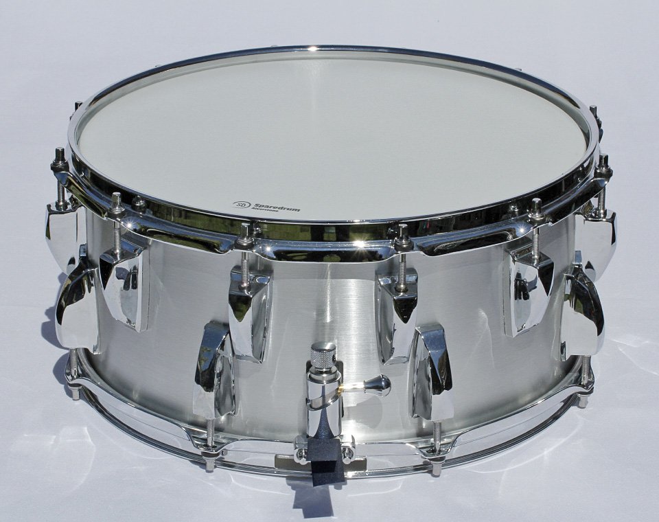 Caja de 14"x6,5" con casco de aluminio y 12+8 divisiones de segunda mano · Foto 1 de 10 · Segovia · 310 €