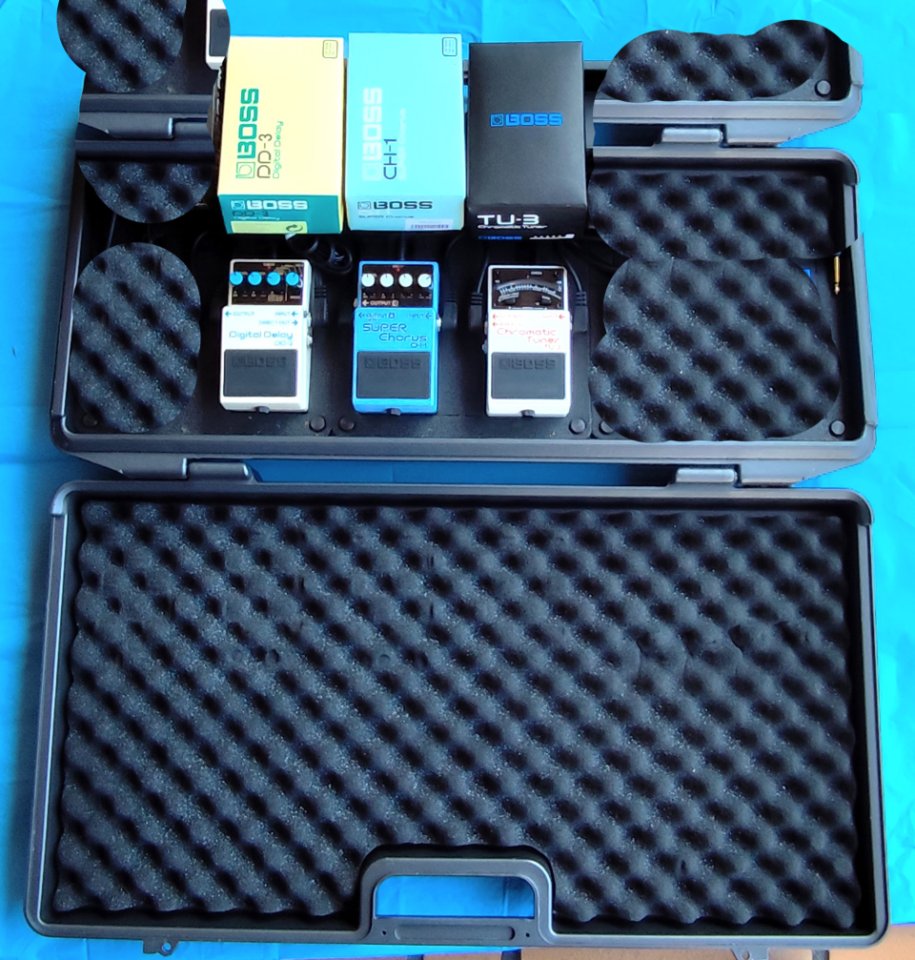 Caja de pedales Boss Y varios pedales.