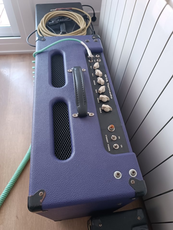 Vanz Stratocaster 10th aniversario + Amplificador George Tornado de segunda mano · Foto 5 de 10 · Girona · 1500 €