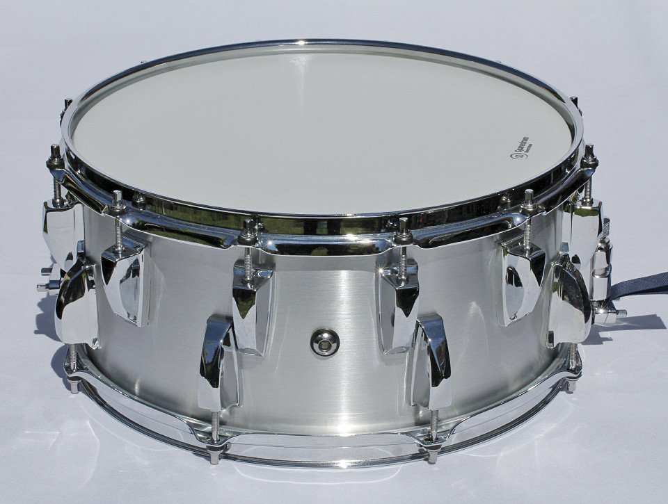 Caja de 14"x6,5" con casco de aluminio y 12+8 divisiones de segunda mano · Foto 2 de 10 · Segovia · 310 €