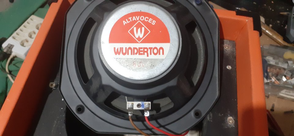 Pantalla artesanal 1x8 entre tolex rojo con altavoz Wundetonr