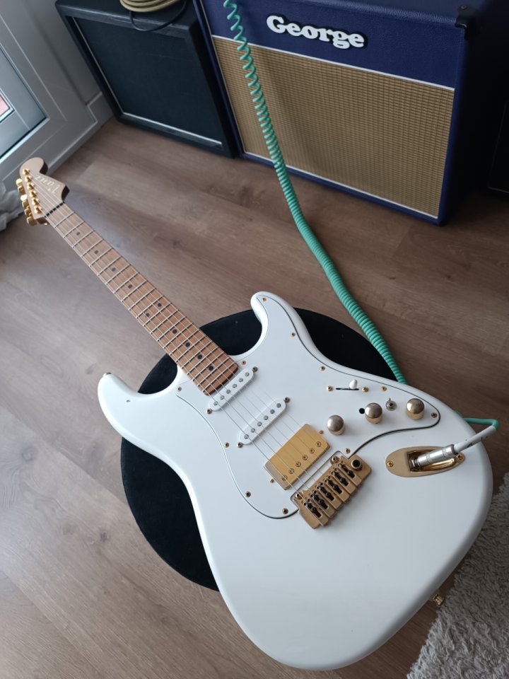 Vanz Stratocaster 10th aniversario + Amplificador George Tornado de segunda mano · Foto 7 de 10 · Girona · 1500 €