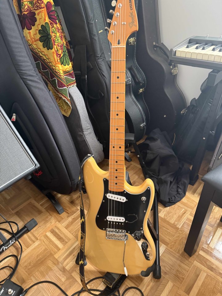 Fender Cyclone MN LTD MIJ + maleta