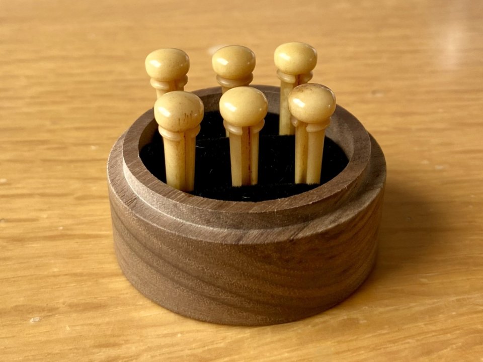 Pins de guitarra folk de hueso de camello envejecido de segunda mano · Foto 2 de 8 · Badajoz · 20 €