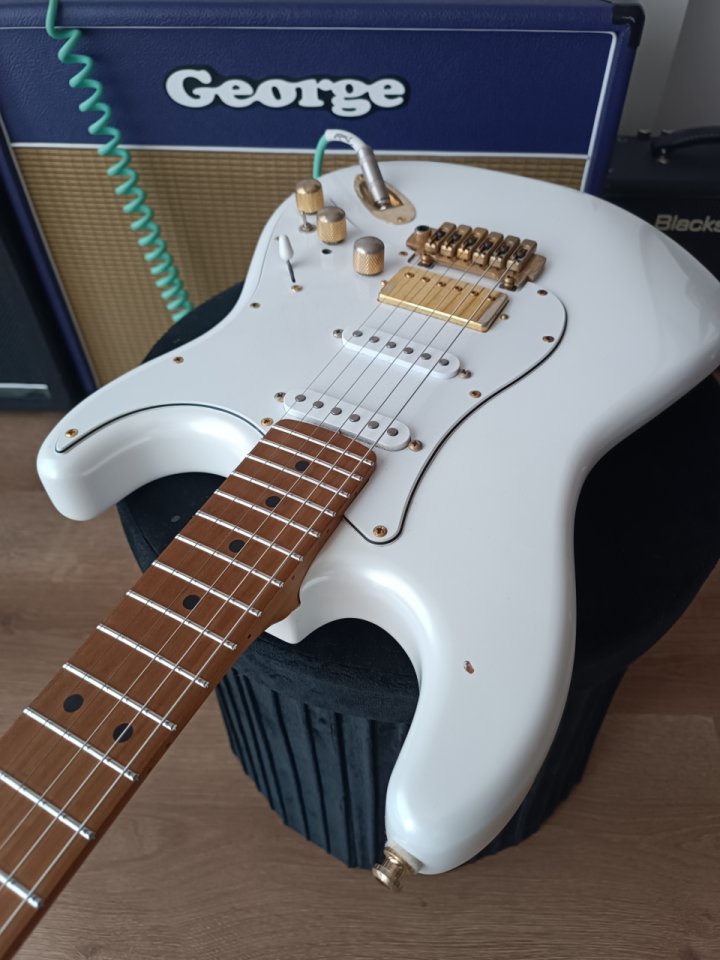 Vanz Stratocaster 10th aniversario + Amplificador George Tornado de segunda mano · Foto 10 de 10 · Girona · 1500 €