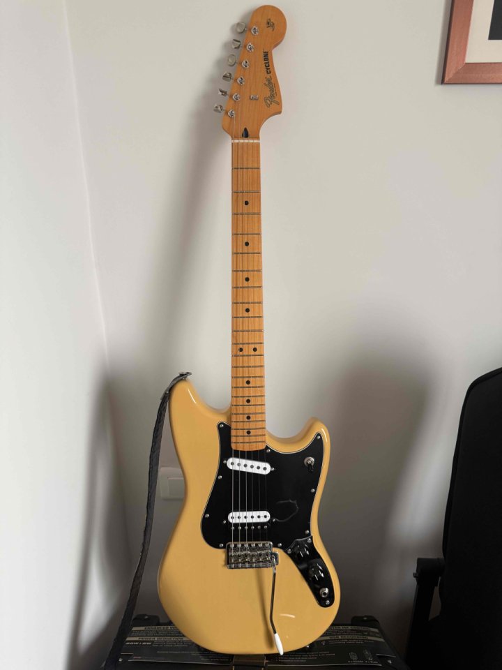Fender Cyclone MN LTD MIJ + maleta