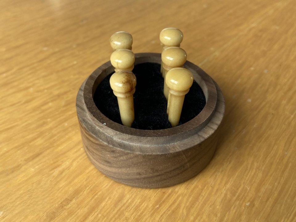 Pins de guitarra folk de hueso de camello envejecido de segunda mano · Foto 3 de 8 · Badajoz · 20 €