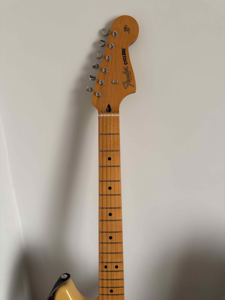 Fender Cyclone MN LTD MIJ + maleta