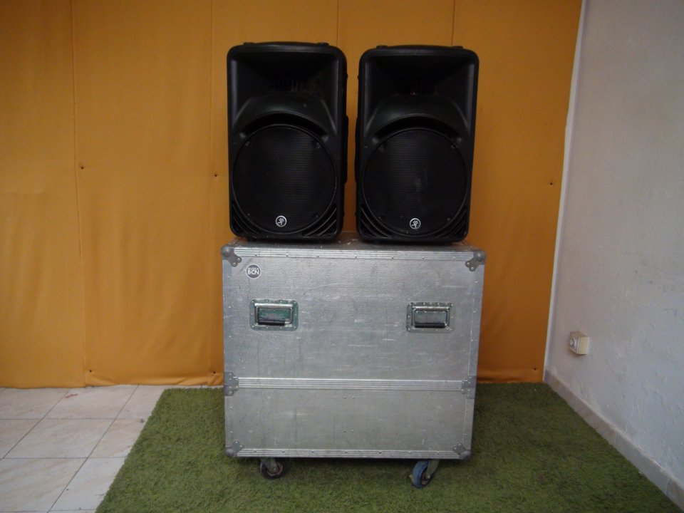 Pareja Altavoces: Mackie SRM450 V2 con Flight Case de segunda mano · Foto 1 de 4 · Barcelona · 570 €