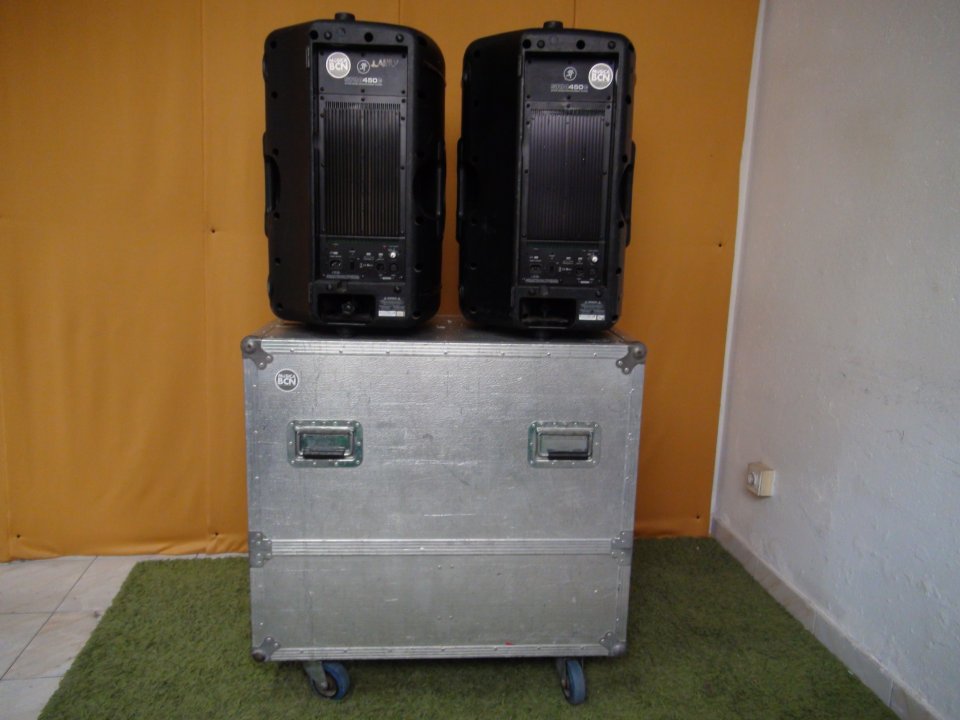 Pareja Altavoces: Mackie SRM450 V2 con Flight Case de segunda mano · Foto 2 de 4 · Barcelona · 570 €