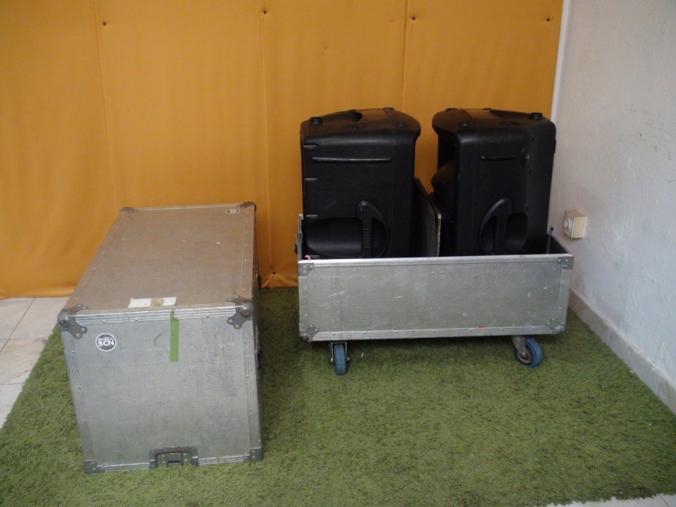 Pareja Altavoces: Mackie SRM450 V2 con Flight Case de segunda mano · Foto 3 de 4 · Barcelona · 570 €