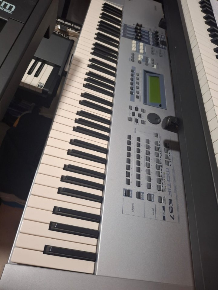 Yamaha Motif ES7 con placa M-Lan