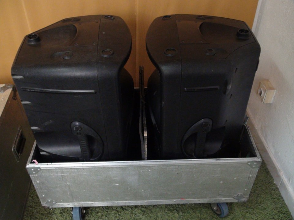 Pareja Altavoces: Mackie SRM450 V2 con Flight Case de segunda mano · Foto 4 de 4 · Barcelona · 570 €