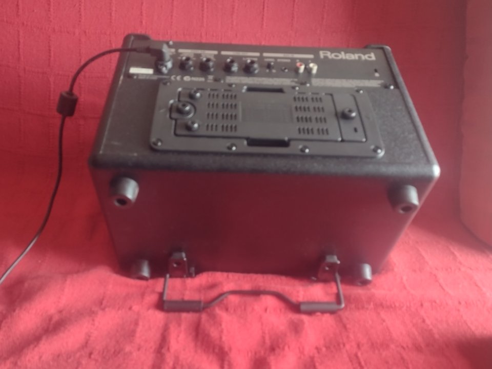 Roland AC 33