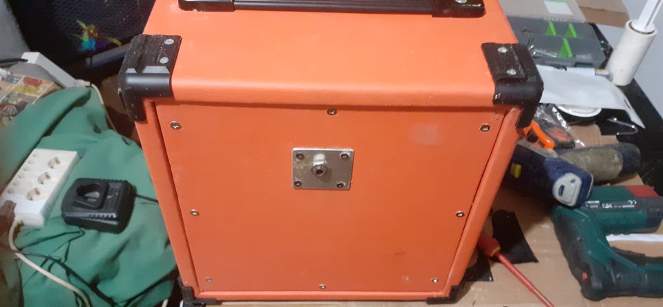 Pantalla artesanal 1x8 entre tolex rojo con altavoz Wundetonr