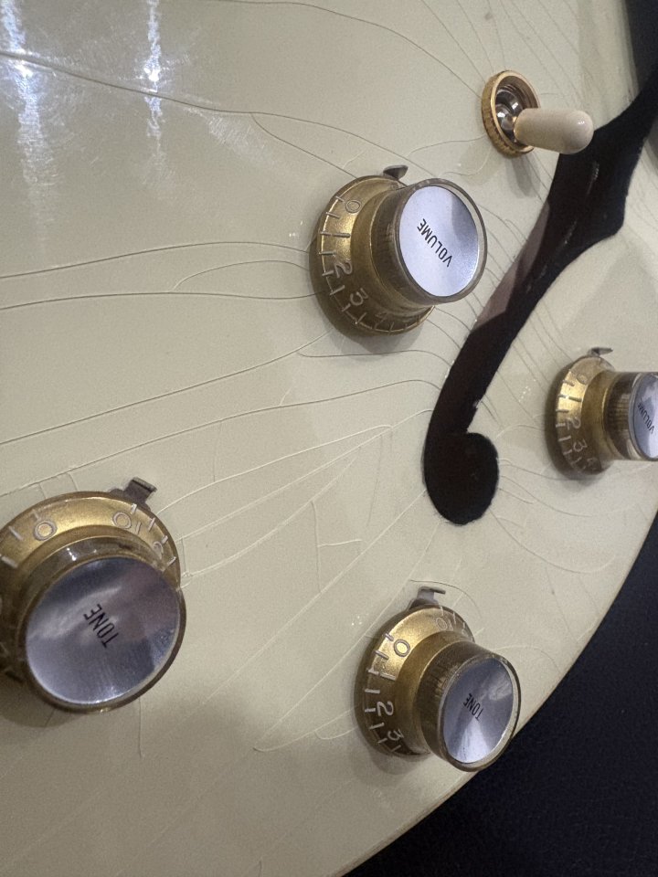 Cambios; Gibson ES335 ‘64 murphy lab polaris white