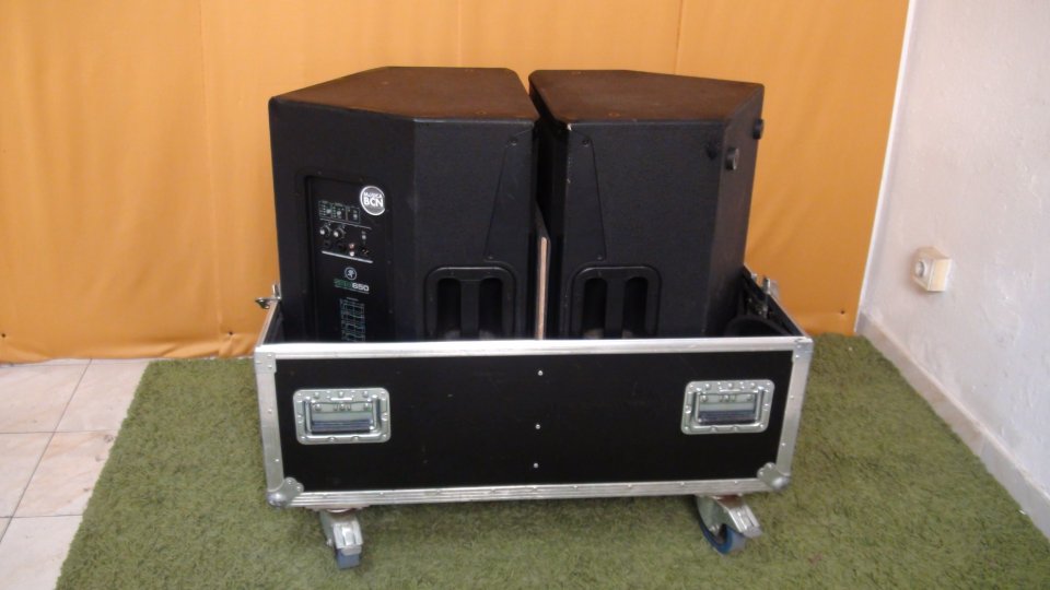 Pareja Mackie SRM650 con Flight Case de segunda mano · Foto 1 de 5 · Barcelona · 860 €