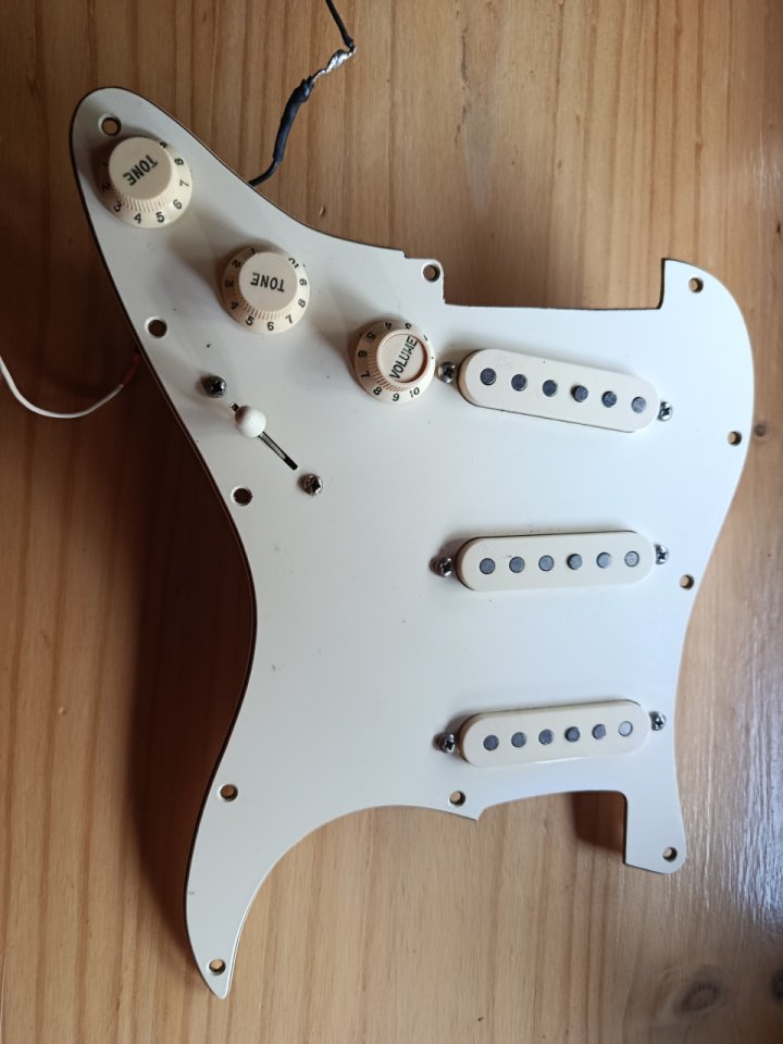 Golpeador completo de Fender stratocaster deluxe de segunda mano · Foto 1 de 4 · Madrid · 280 €