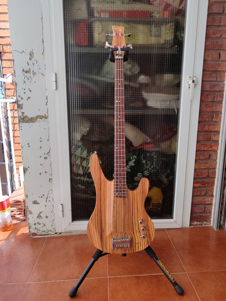 Bajo Lewitt de segunda mano · Foto 1 de 2 · Madrid · 900 €