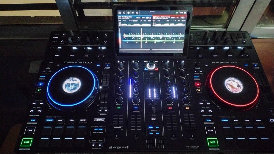 Controladora Denon Prime 4 Plus. Estado como nuevo