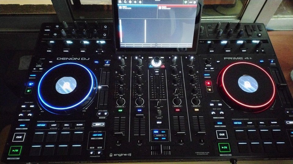 Controladora Denon Prime 4 Plus. Estado como nuevo