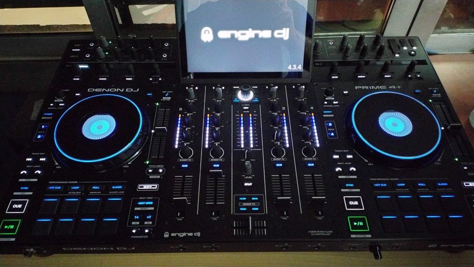 Controladora Denon Prime 4 Plus. Estado como nuevo