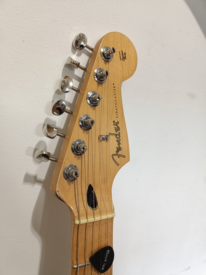 Fender Stratocaster Player II scalloped de segunda mano · Foto 8 de 8 · Madrid