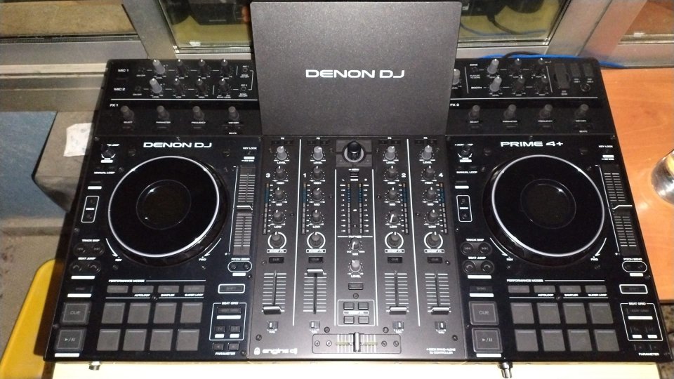 Controladora Denon Prime 4 Plus. Estado como nuevo