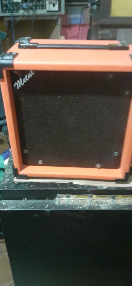 Pantalla artesanal 1x8 entre tolex rojo con altavoz Wundetonr