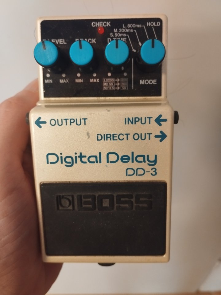 Cambio delay Boss dd3 por Akai Headrush e2 de segunda mano · Barcelona