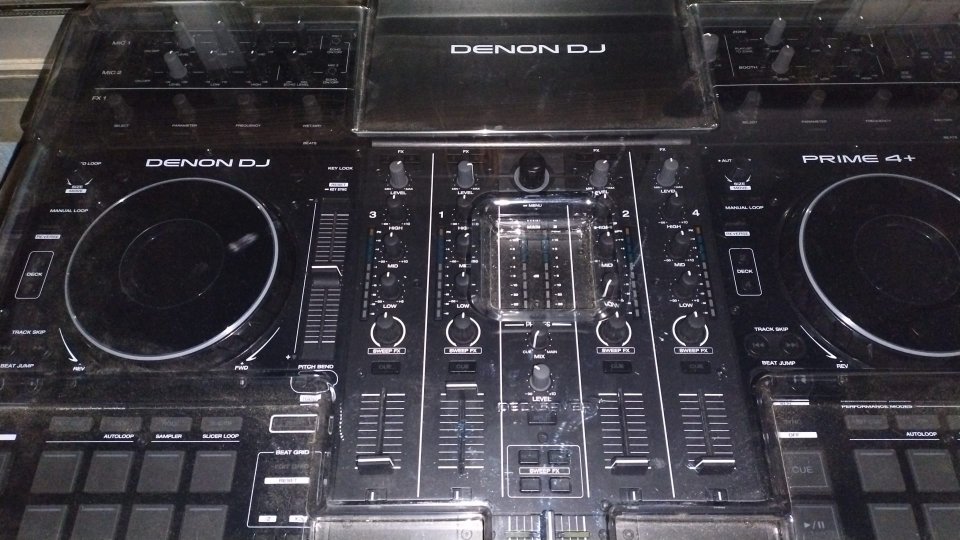 Controladora Denon Prime 4 Plus. Estado como nuevo