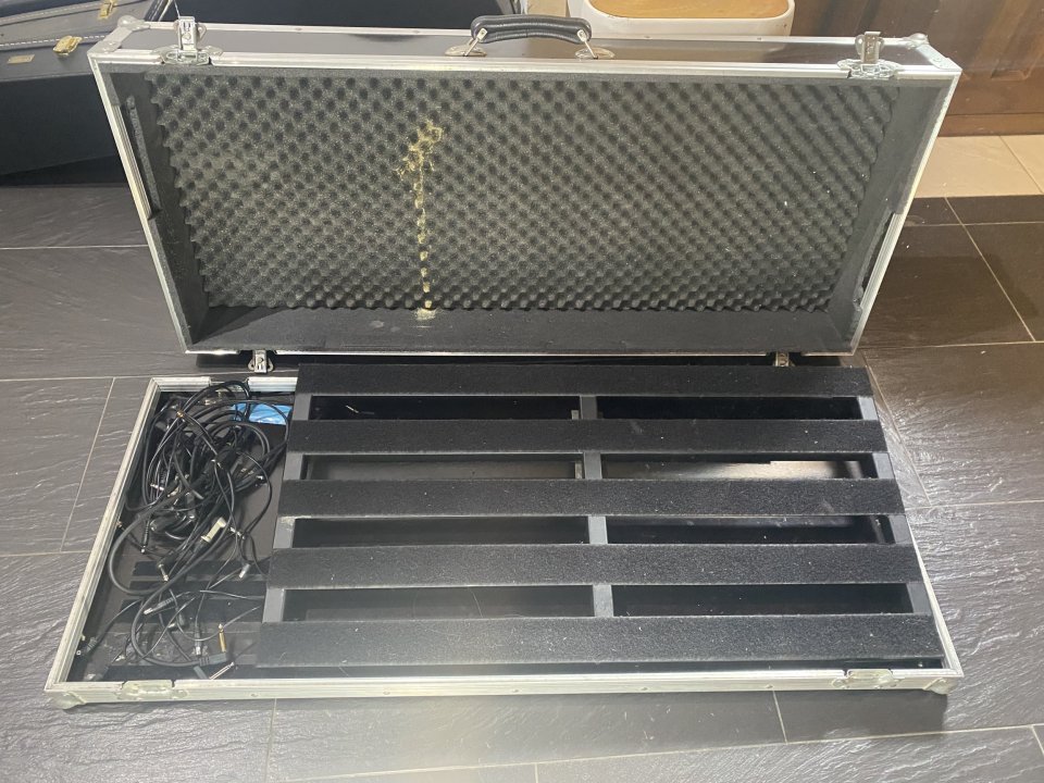 Pedalera con flightcase de segunda mano · Foto 1 de 2 · Valencia · 90 €