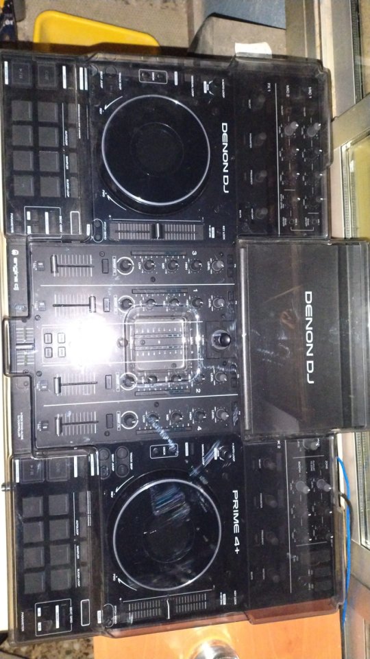 Controladora Denon Prime 4 Plus. Estado como nuevo