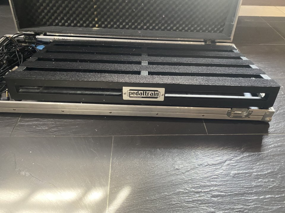 Pedalera con flightcase de segunda mano · Foto 2 de 2 · Valencia · 90 €