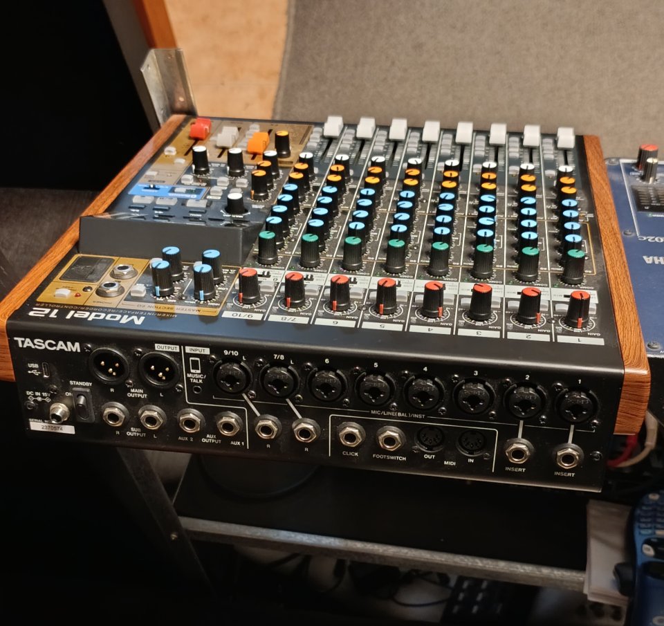 Vendo Mezclador y grabador Tascam Model 12 de segunda mano · Foto 2 de 3 · Barcelona · 550 €