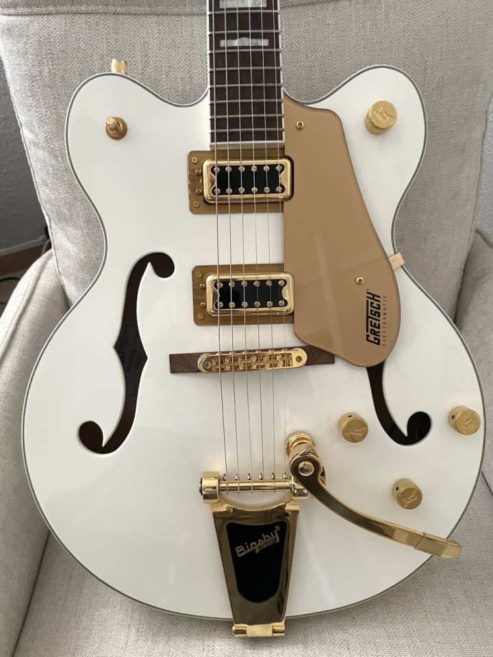 Gretsch G5422TG Electromatic Snow White y Funda semirrígida BOSS CB-AG10 de segunda mano · Foto 2 de 10 · Valencia · 730 €