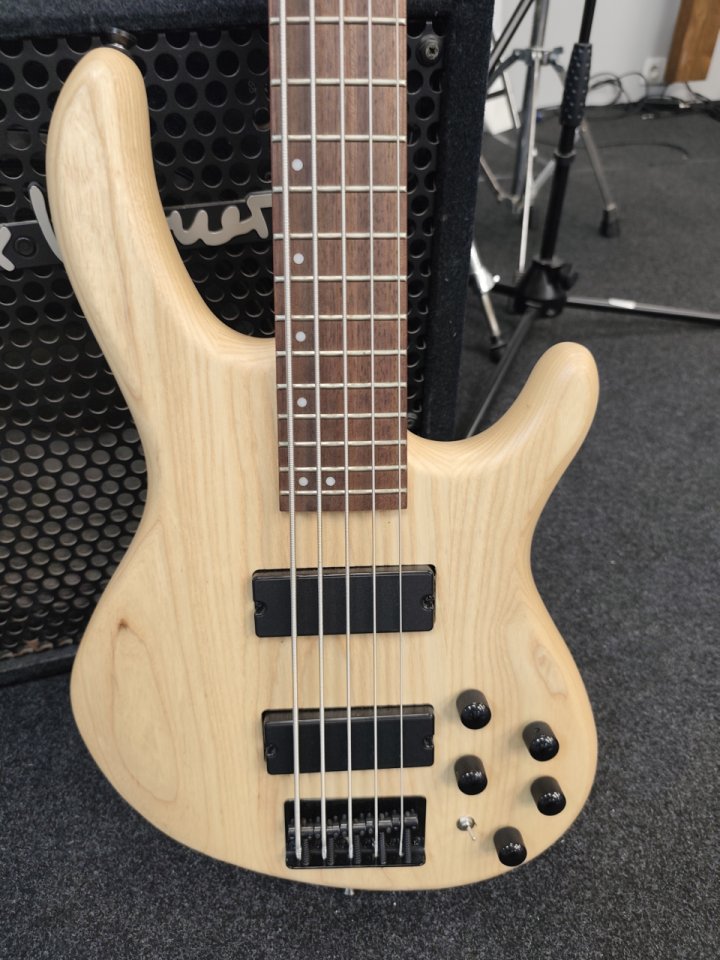 Cort DLX 5 cuerdas. Funda incluida y previo Mark Bass. de segunda mano · Foto 1 de 6 · Málaga · 275 €