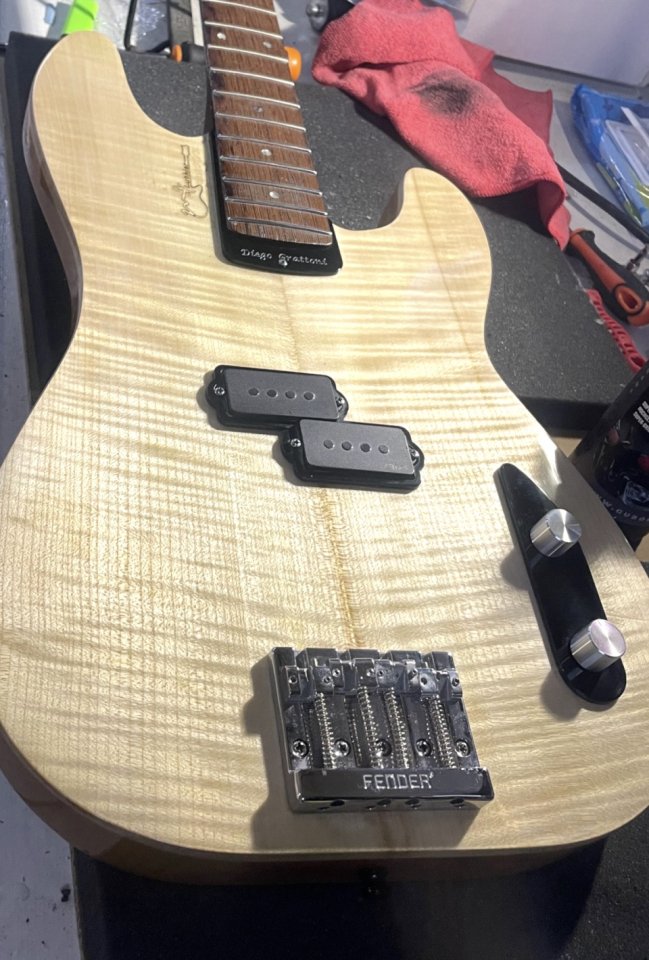 Luthier restauración y pintura guitarras y bajos electricos