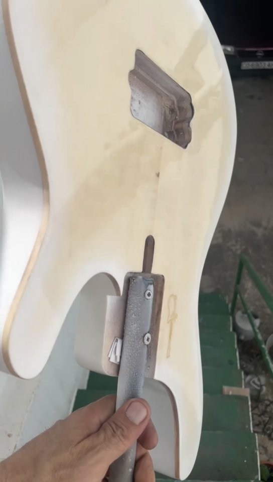 Luthier restauración y pintura guitarras y bajos electricos