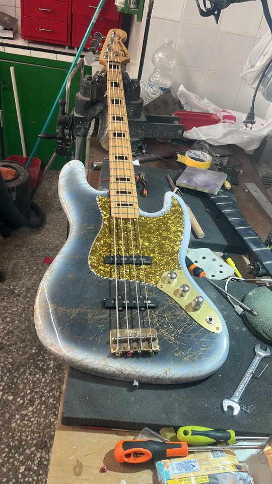 Luthier restauración y pintura guitarras y bajos electricos